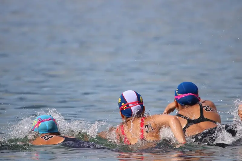 水泳（オープンウォータースイミング）の様子