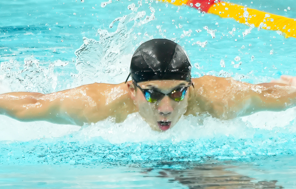 バタフライで泳ぐ小林さん