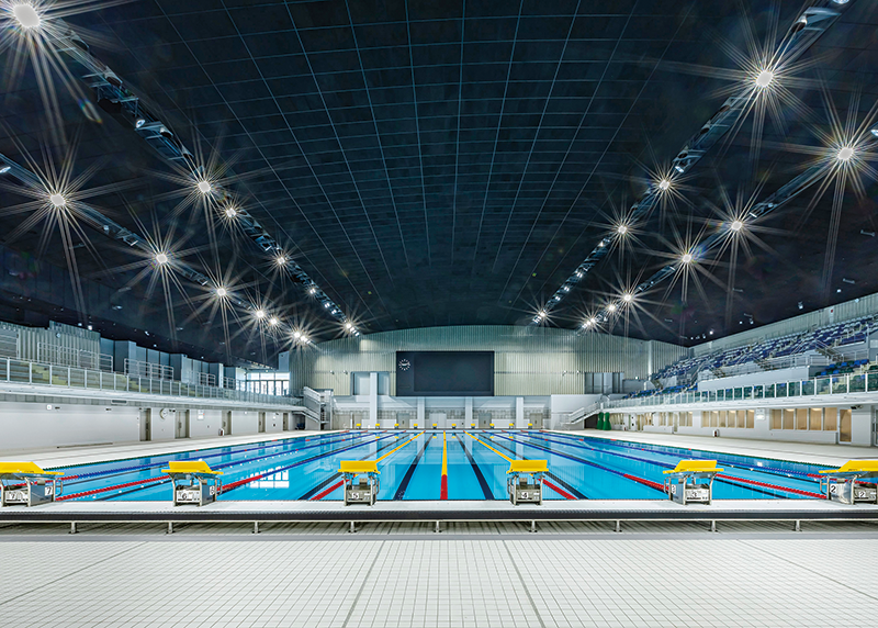 なんと！ 床がせり上がって深さが変わるプール