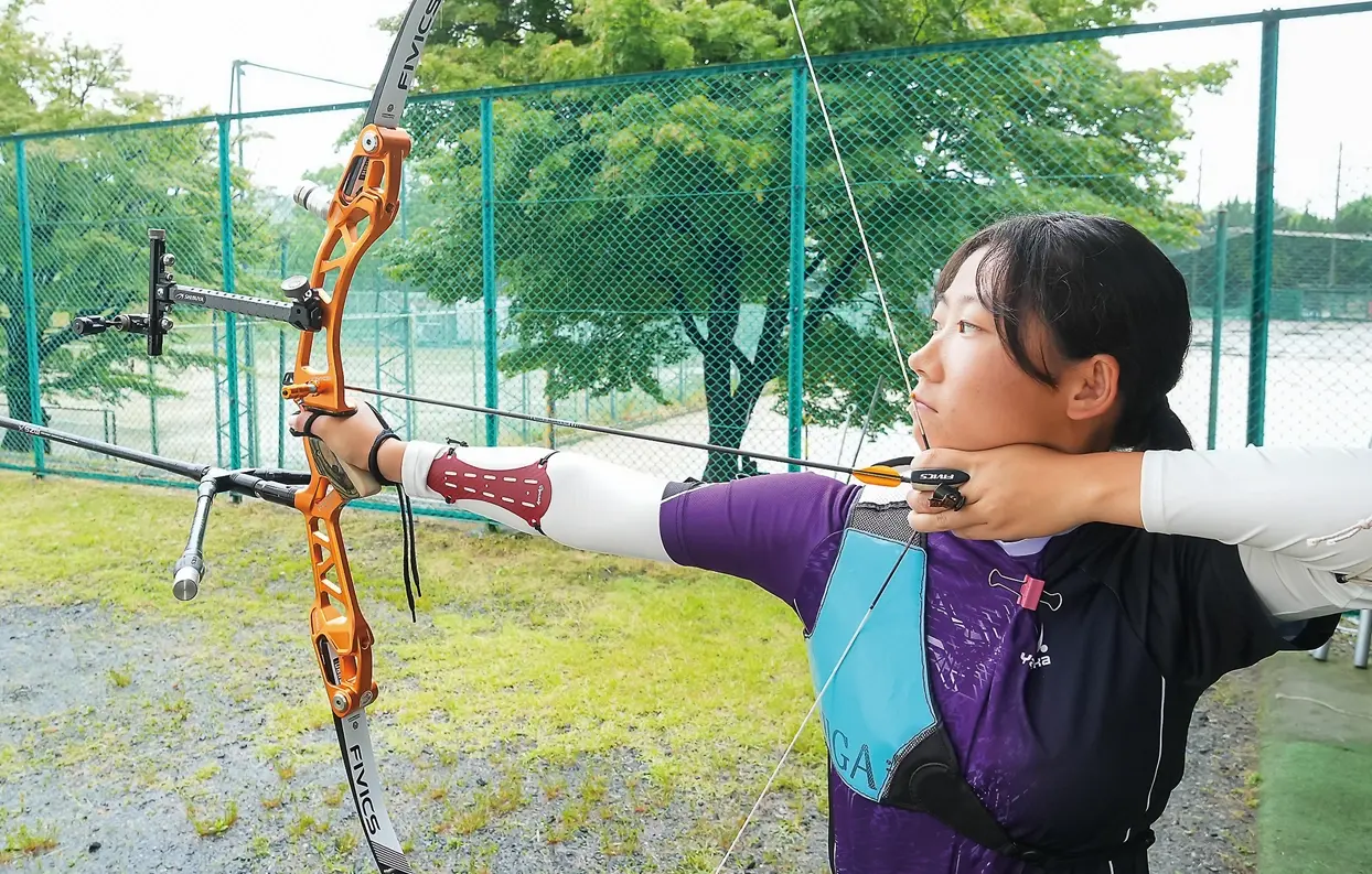 アーチェリーをする佐々木さん